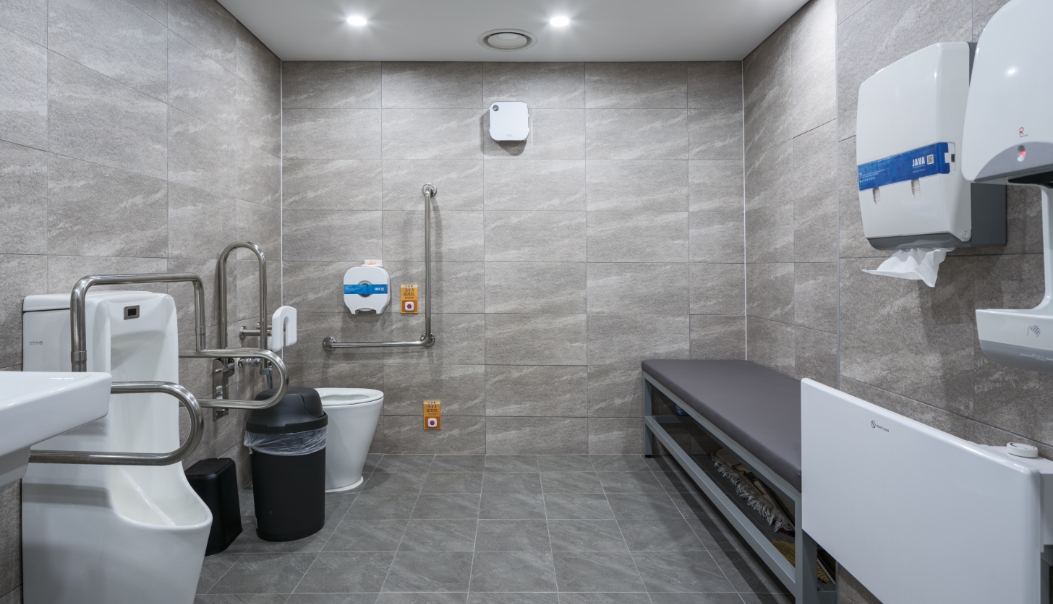 장애인용 화장실 (남-여 별도)