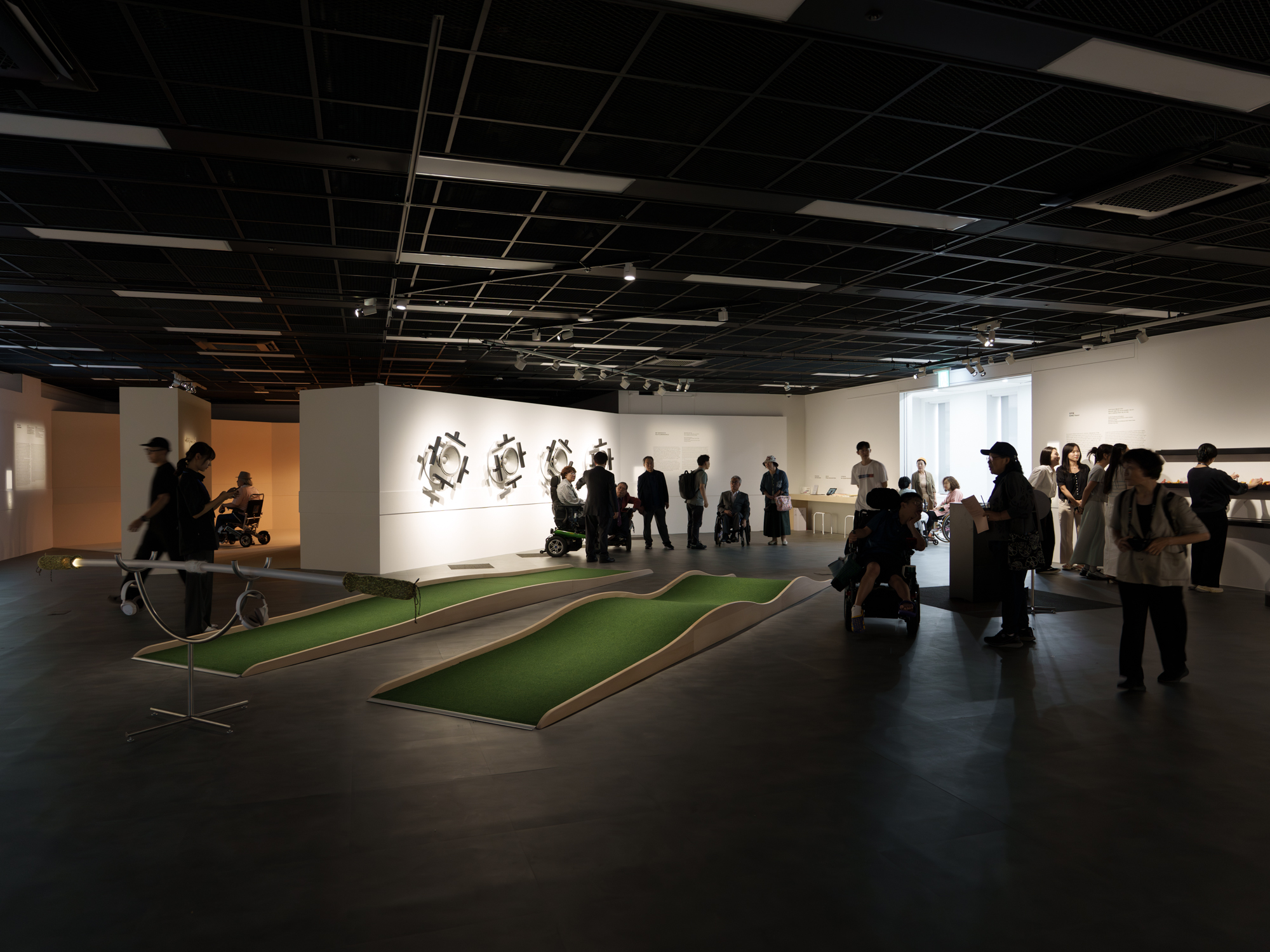 [보도자료] '감각의 장벽을 넘는 전시’ 모두미술공간《우리의 몸에는 타인이 깃든다》 성황리 진행 중 이미지